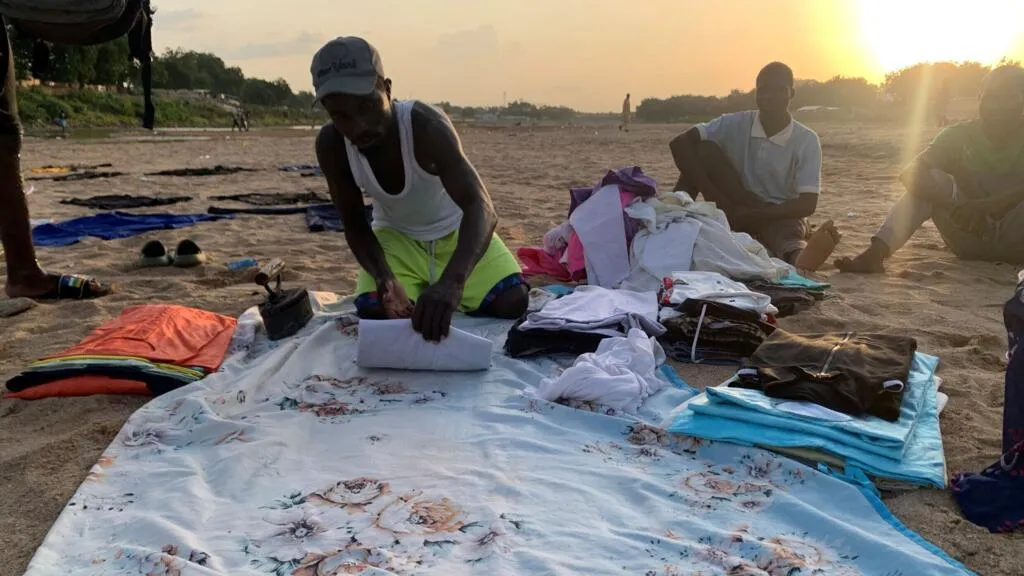 Lavandiers à Maroua : l'économie informelle défie les pressings